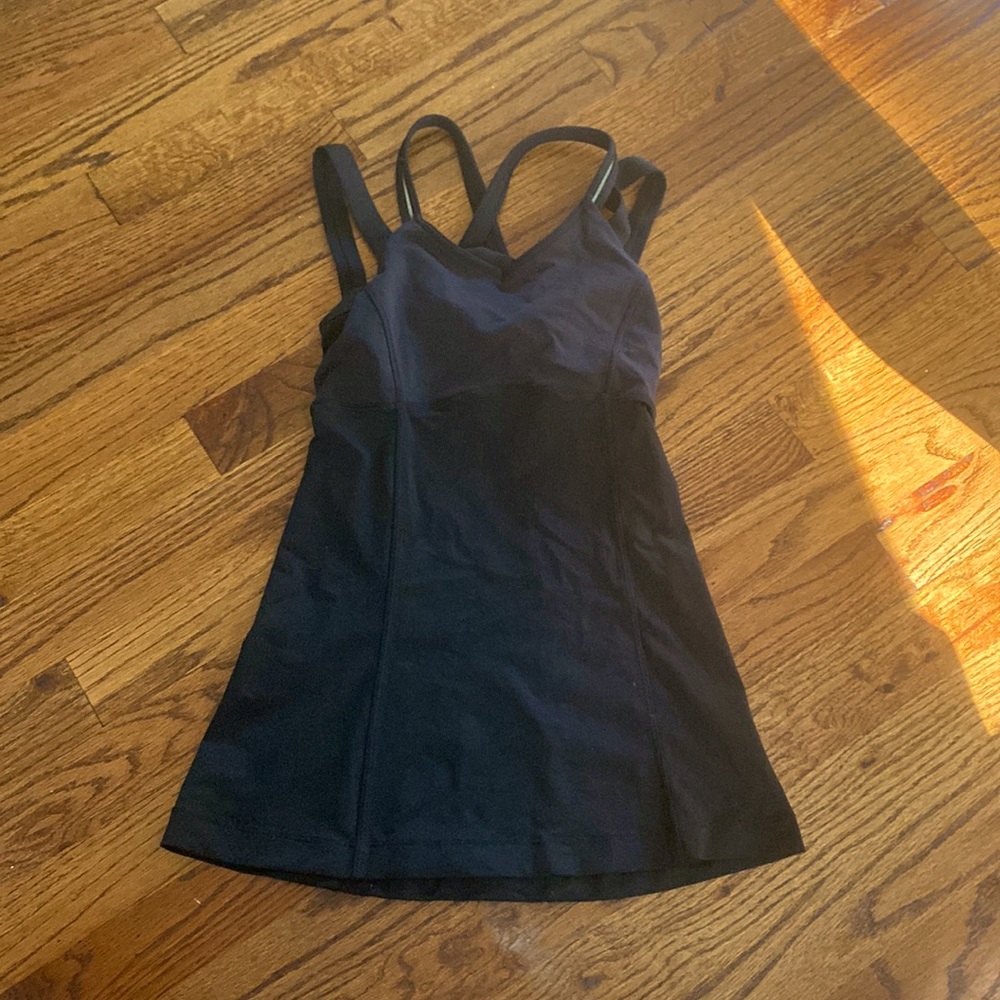 Lululemon black top only worn once great condition